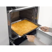 Handle for removing hot oven trays and racks